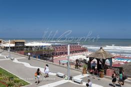 Image du Maroc Professionnelle de  La promenade d'Ain Diab près des piscines privées sur la corniche de Aïn Diab à Casablanca. Casablancais et visiteurs se dirigent vers la corniche quand la météo est favorable à la baignade. A une époque pas si lointaine plusieurs piscine’s fleurissent sur  cette corniche  toutes, plus sportives, plus élitistes les unes que les autres. Elles étaient même plus nombreuses qu’aujourd’hui certaines ont disparu comme les sables d’or, la piscine municipale Georges Orthlieb etc… Lundi  7 Juillet 2009. (Photo / Abdeljalil Bounhar) 